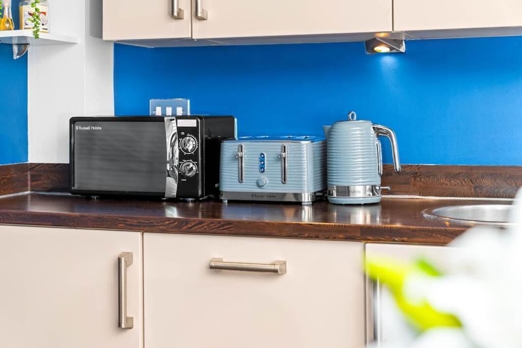 Apartment Floor Centre - Sleeps 7 - 4 Beds - With Balcony And Parking - Smart Tv's On Each Bedroom - 5 Mins From Bullring, Selfridges, Moor Street Station - By Zena