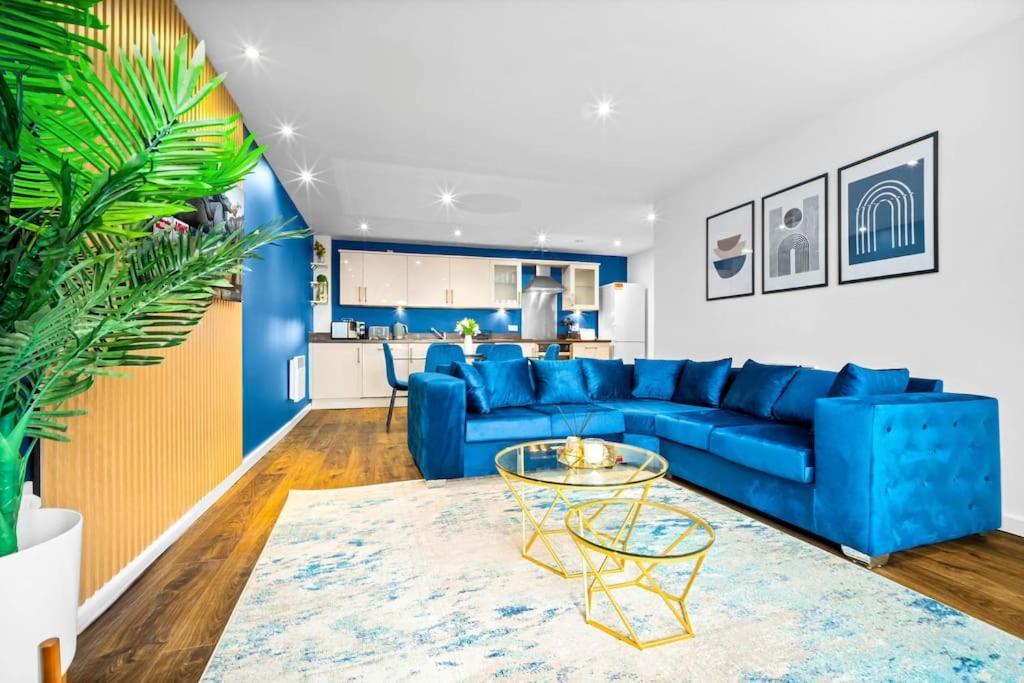 Apartment Floor Centre - Sleeps 7 - 4 Beds - With Balcony And Parking - Smart Tv's On Each Bedroom - 5 Mins From Bullring, Selfridges, Moor Street Station - By Zena *